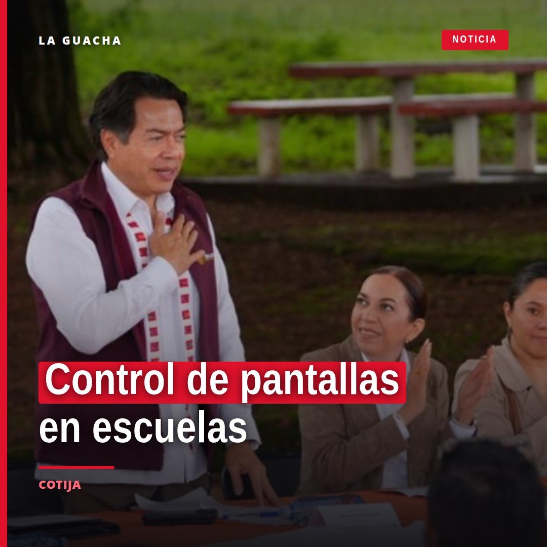 Mario Delgado hablando ante profesores y tutores en un foro territorial de Michoacán, con cartel de 'control de pantallas'