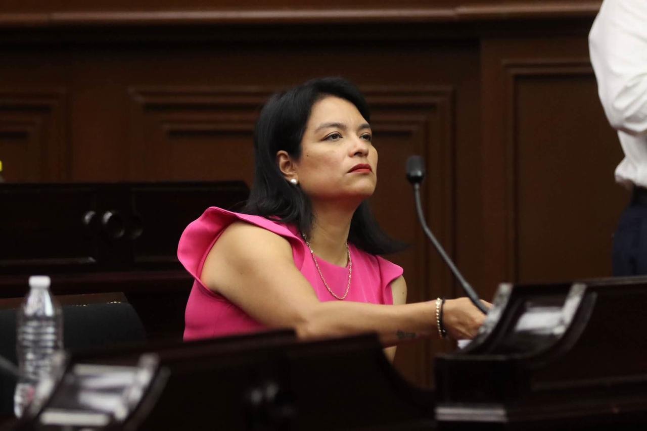 Diputada Eréndira Isauro Hernández presentando reformas legislativas para remuneración justa artesanas en Morelia, Michoacán
