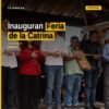 Escena festiva en Capula durante la inauguración de la Feria de la Catrina, con artesanías expuestas y público en el Centro