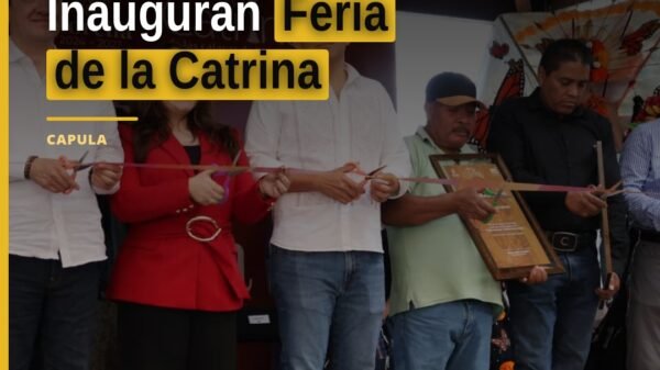 Escena festiva en Capula durante la inauguración de la Feria de la Catrina, con artesanías expuestas y público en el Centro