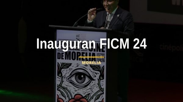Fotografía del Teatro Matamoros en Morelia durante la inauguración del festival internacional de cine, con público y cartel