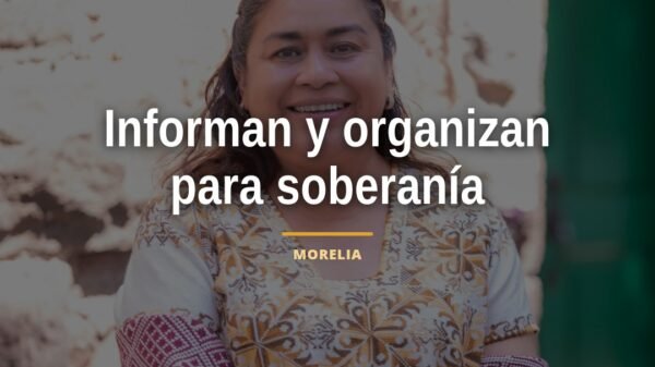 Fotografía de la diputada Belinda Iturbide hablando en Morelia, Michoacán, sobre defensa de la soberanía y el Plan Michoacán