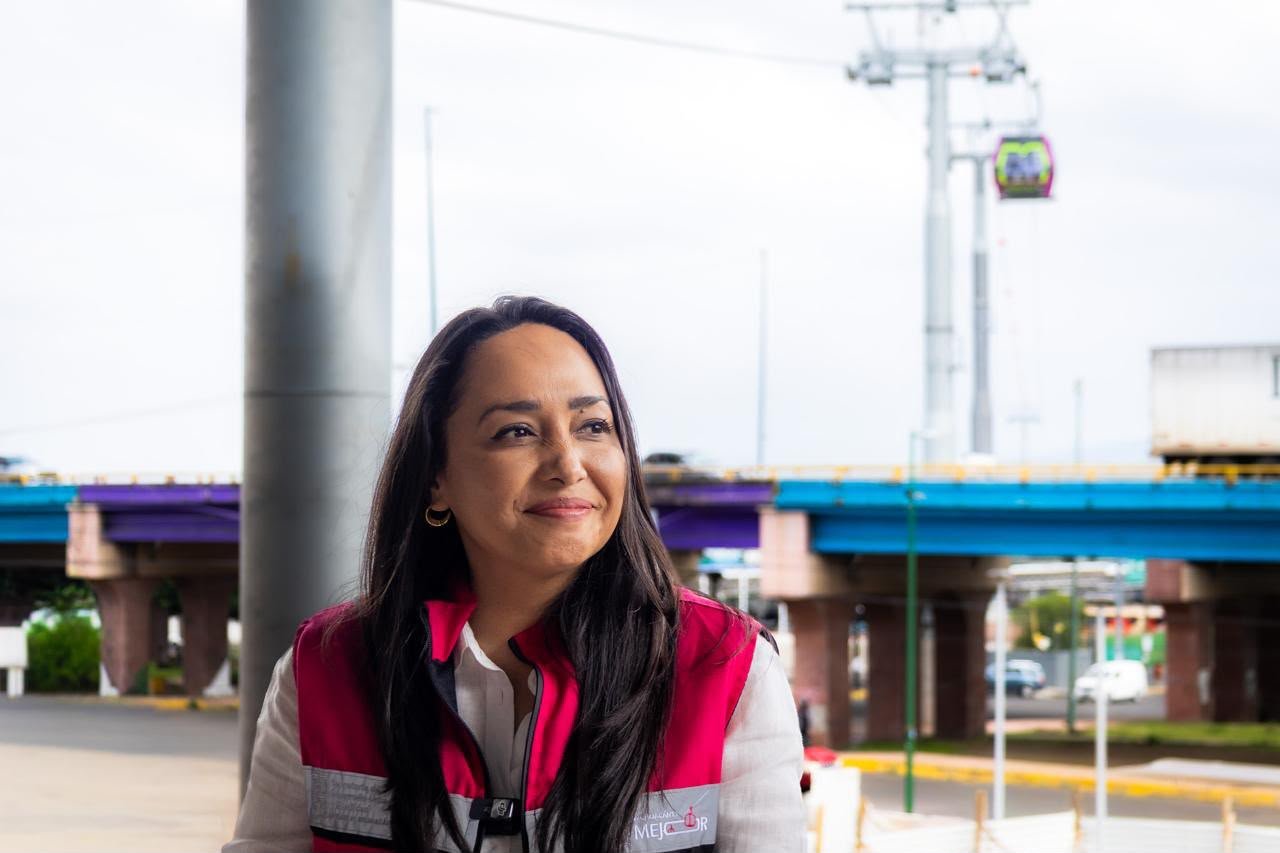 Imagen ilustrativa del teleférico de Morelia en construcción, con torres elevadas y cabinas suspendidas sobre la ciudad.