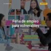 Feria de empleo para grupos vulnerables en marcha con personas y empresas en una plaza al aire libre en Michoacán