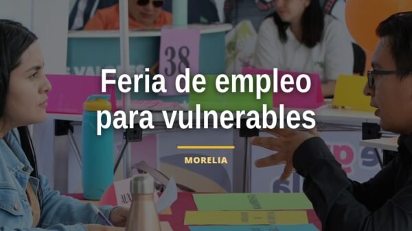 Feria de empleo para grupos vulnerables en marcha con personas y empresas en una plaza al aire libre en Michoacán