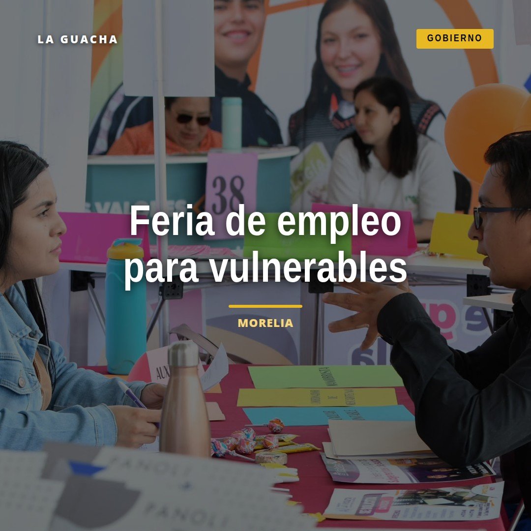 Feria de empleo para grupos vulnerables en marcha con personas y empresas en una plaza al aire libre en Michoacán