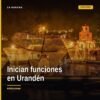Canoas tradicionales iluminadas con velas navegando por los canales de los Manantiales de Urandén durante 'el camino de las