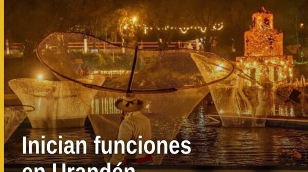 Canoas tradicionales iluminadas con velas navegando por los canales de los Manantiales de Urandén durante 'el camino de las