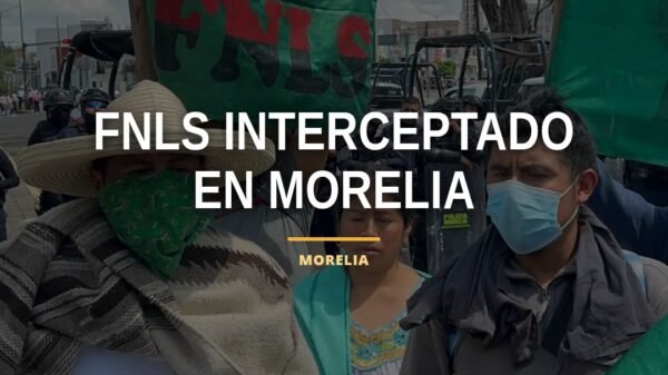 Manifestantes del FNLS interceptados por policías en el obelisco a Lázaro Cárdenas, Morelia, durante protesta del 12 de