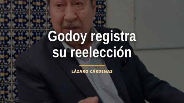 Fotografía de Leonel Godoy Rangel en acto público, con bandera de Morena y fondo que sugiere Lázaro Cárdenas, ilustrando su