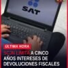 Ilustración simbólica de una balanza de justicia junto a documentos fiscales y reloj marcando cinco años, representando los