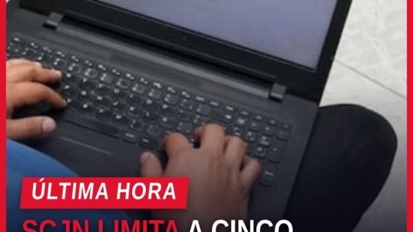 Ilustración simbólica de una balanza de justicia junto a documentos fiscales y reloj marcando cinco años, representando los