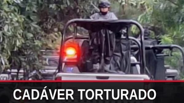 Escena del crimen en brecha de Caltzontzin, Uruapan, con acordonamiento policial y presencia de la Fiscalía General del