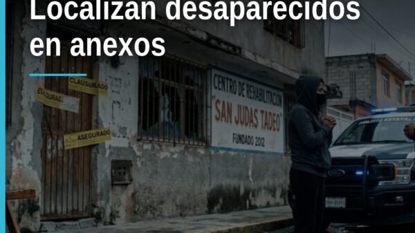 Ilustración simbólica de una mano sosteniendo una luz frente a puertas cerradas de un anexo, con texto 'localizan personas