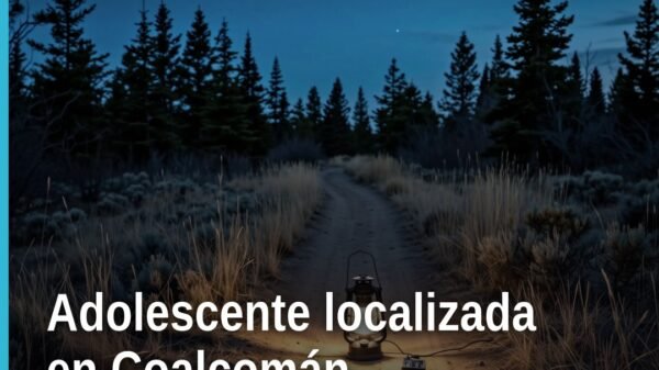 Imagen ilustrativa de una joven adolescente caminando con expresión tranquila en una calle urbana de Coalcomán, Michoacán —
