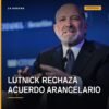 Ilustración simbólica de una balanza comercial entre Estados Unidos y México con sellos arancelarios y el nombre 'Lutnick'