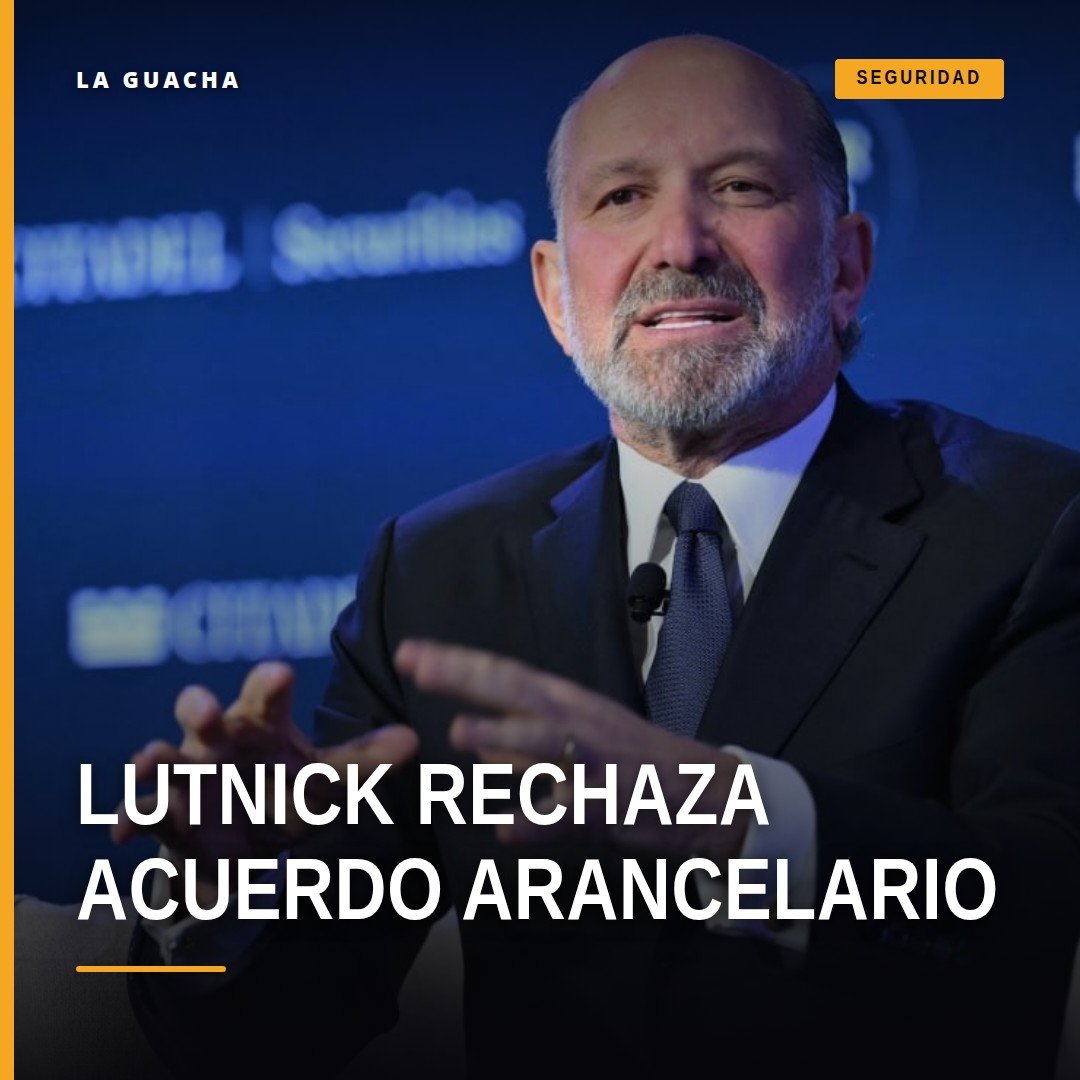 Ilustración simbólica de una balanza comercial entre Estados Unidos y México con sellos arancelarios y el nombre 'Lutnick'