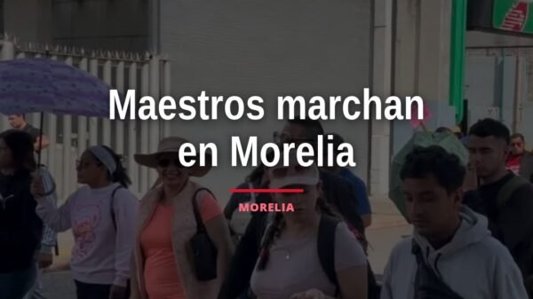 maestros marchan morelia: contingente docente caminando por la calzada La Huerta en Morelia, Michoacán, el 12 de octubre de