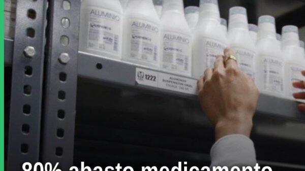 Foto ilustrativa de estantes de farmacia con medicamentos parcialmente surtidos en un centro de salud de Michoacán