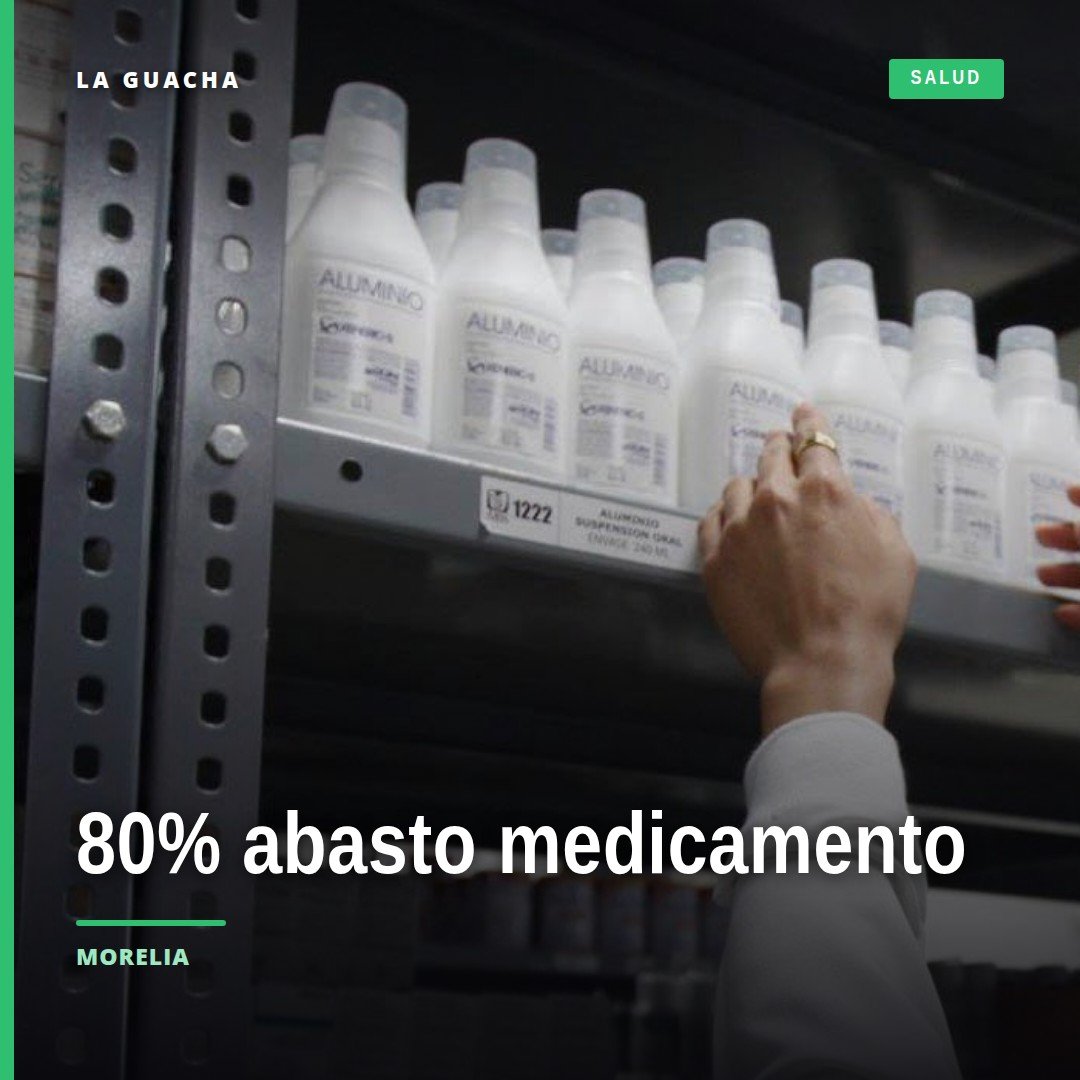 Foto ilustrativa de estantes de farmacia con medicamentos parcialmente surtidos en un centro de salud de Michoacán