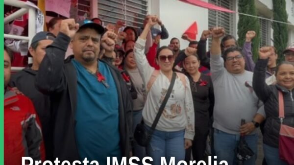 Trabajadores del IMSS con moño negro y rojo protestando pacíficamente frente al recinto sindical en la avenida Acueducto de