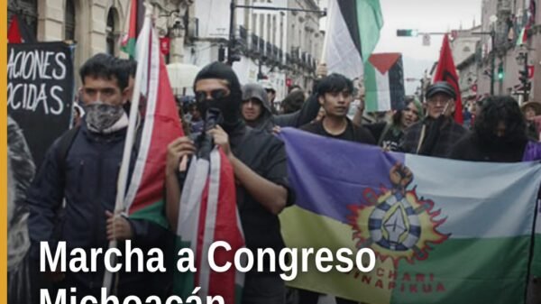 Manifestantes con banderas de Palestina y estandartes indígenas frente al Congreso de Michoacán en la avenida Madero