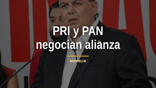alianza pri pan morelia: Memo Valencia hablando ante micrófonos en Morelia, Mich.