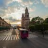 Más de 70 unidades híbridas Yutong H12 del sistema Morebús estacionadas en Morelia, Michoacán, con logotipo visible y diseño