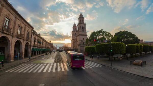 Más de 70 unidades híbridas Yutong H12 del sistema Morebús estacionadas en Morelia, Michoacán, con logotipo visible y diseño