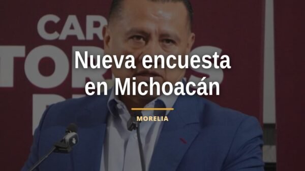 Carlos Torres Piña hablando en una conferencia en Morelia, Michoacán, sobre la nueva encuesta michoacán