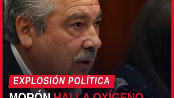 Raúl Morón Orozco hablando ante micrófono, con fondo de bandera de Michoacán y logo de La Guacha 103.5, relacionado con