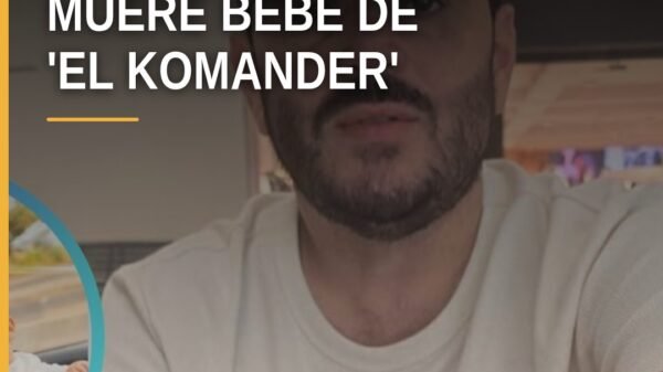 Foto de Alfredo Ríos 'El Komander' cargando a su bebé José Eliseo, usada en esquela tras su muerte