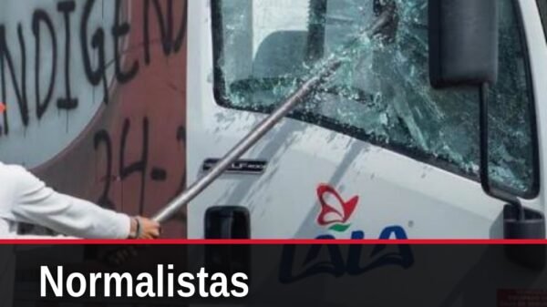 normalistas protestan morelia: manifestantes frente a instalaciones de la Usicamm en el cruce del Periférico y la avenida