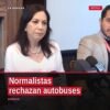 Directora del Iemsysem, Mariana Sosa Olmeda, hablando frente a normalistas encapuchados en Morelia durante diálogo sobre