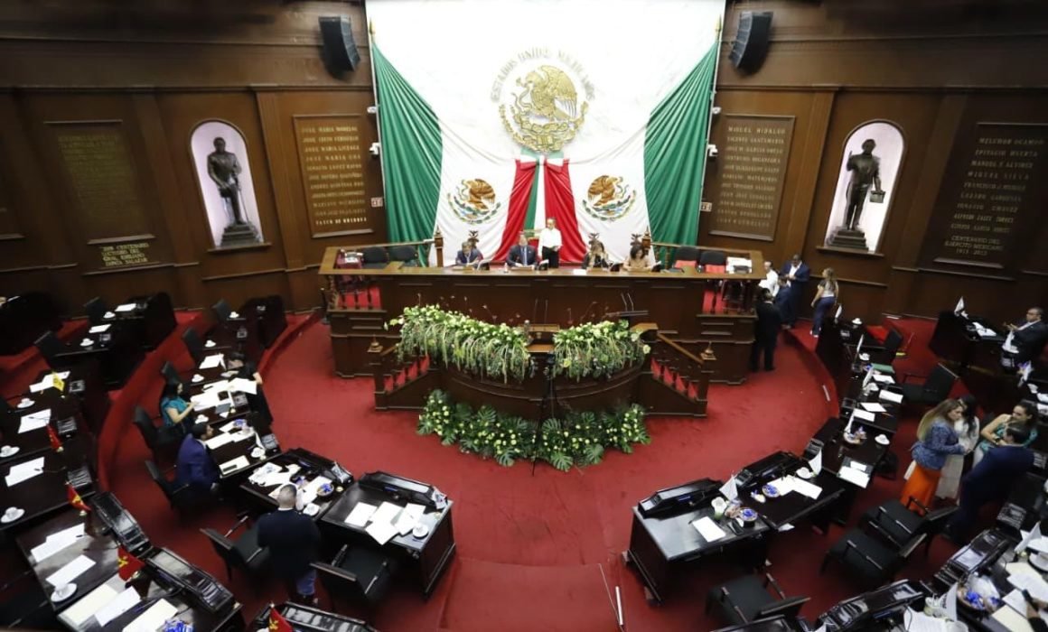 Gráfico comparativo mostrando 55/100 puntos para transparencia congreso michoacán frente al promedio nacional de 67