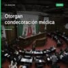 Condecoración al mérito médico entregada simbólicamente a representantes del Hospital de la Mujer y del doctor Juan Abraham