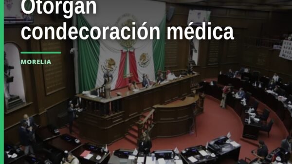 Condecoración al mérito médico entregada simbólicamente a representantes del Hospital de la Mujer y del doctor Juan Abraham