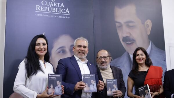 Gobernador Bedolla y el escritor Julio Moguel presentan el libro 'Buenos días, General' en un evento en Morelia, Michoacán