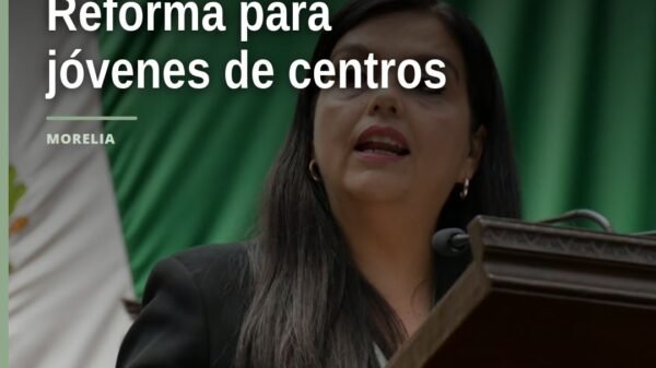Diputada Teresita Herrera Maldonado hablando frente al Congreso del Estado de Michoacán sobre acompañamiento jóvenes centros