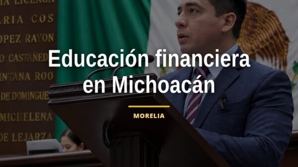 Diputado Alejandro Iván Arévalo Vera hablando en el pleno del Congreso del Estado de Michoacán, con logo de la institución
