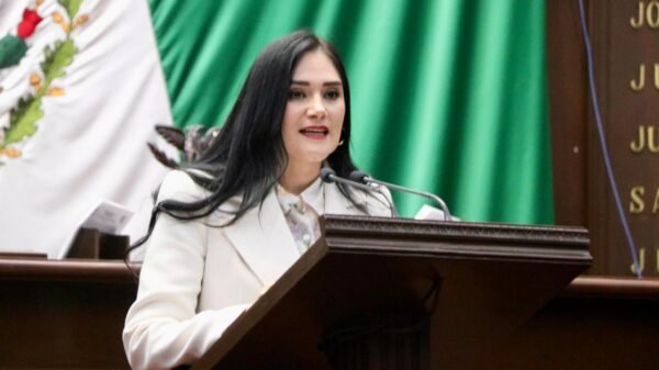 Diputada Diana Espinoza Mercado hablando en tribuna del Congreso del Estado de Michoacán sobre emplacamiento de origen