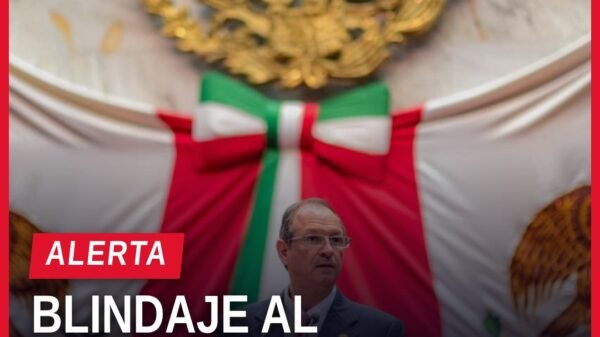 Diputado David Martínez Gowman hablando en el Pleno del Congreso del Estado de Michoacán, con fondo de bandera estatal y