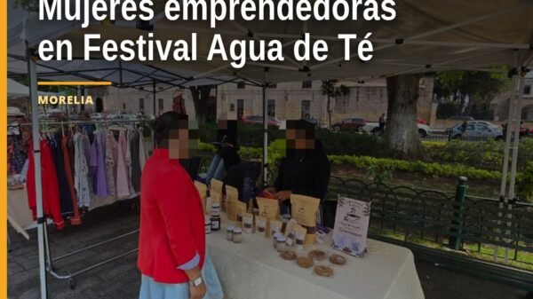 Cinco mujeres emprendedoras exhibiendo sus productos en el Segundo Festival Agua de Té en Plaza Morelia, Morelia, Michoacán