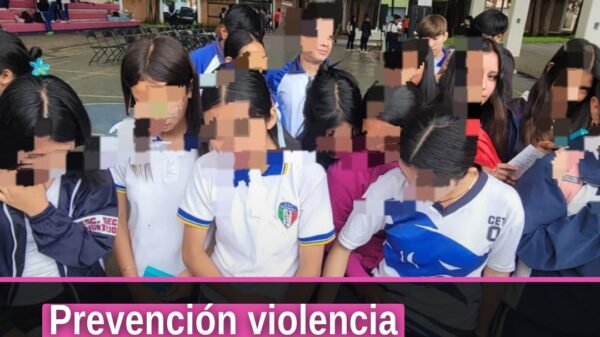 Personal de la Fiscalía Michoacán en módulo informativo sobre prevención violencia género con estudiantes en la Unidad