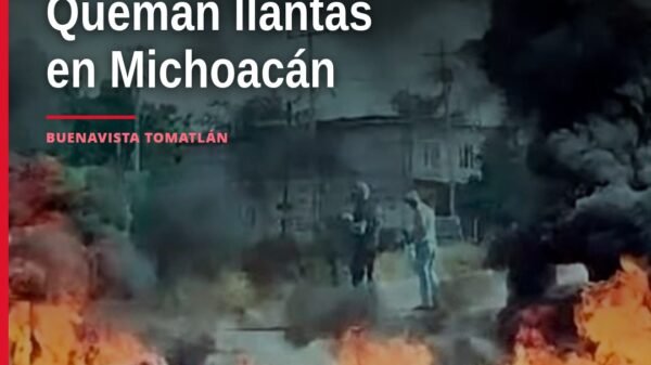 Llantas incendiadas sobre la carretera Buenavista-Tepalcatepec, cerca del Panteón Municipal de Buenavista Tomatlán