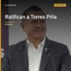 Carlos Torres Piña en evento oficial de Morena en Morelia, con bandera de México y logo de la 4T, durante su ratificación