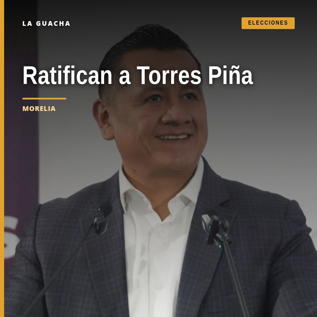 Carlos Torres Piña en evento oficial de Morena en Morelia, con bandera de México y logo de la 4T, durante su ratificación