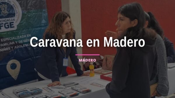 Personal de la Fiscalía Michoacán en stand informativo durante la caravana para prevención violencia contra mujeres en la