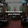Ilustración simbólica de balanza y siluetas de niños junto a la bandera de Michoacán, representando las reformas infancia