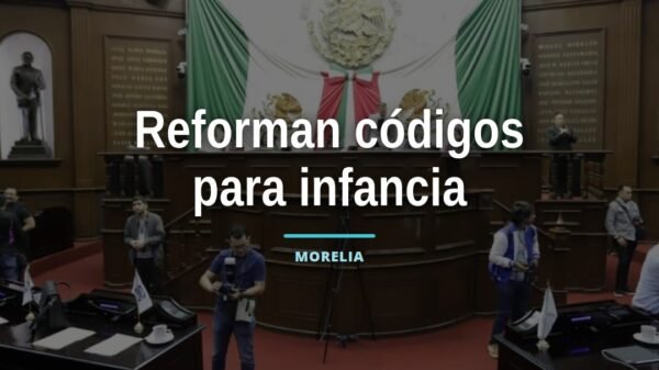 Ilustración simbólica de balanza y siluetas de niños junto a la bandera de Michoacán, representando las reformas infancia